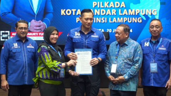 AHY memberikan surat rekomendasi ke pasangan Eva-Deddy.