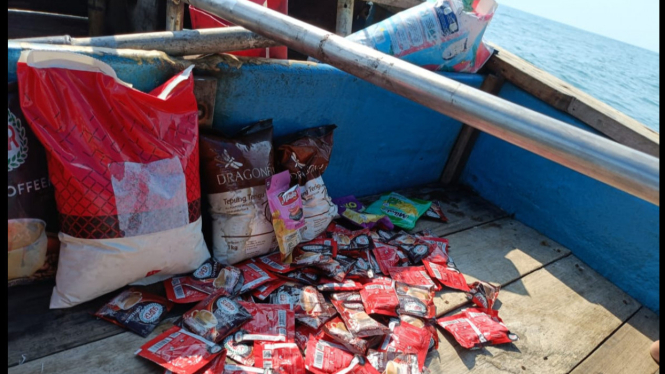 Sembako dari dalam Truk kontainer di Laut Ketapang.