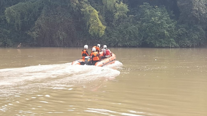 Pencarian pemancing tenggelam di sungai Way Sekampug.