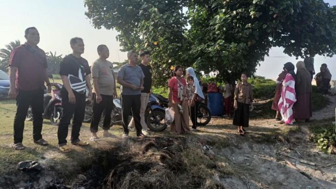 Polisi datang masyarakat untuk tidak mengambil barang dari kontainer.