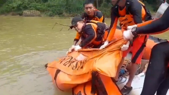 Tim Sar Gabungan evakuasi jasad pemancing tenggelam.