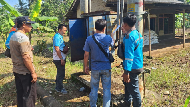 Petugas mendatangi lokasi pencurian kabel listrik.