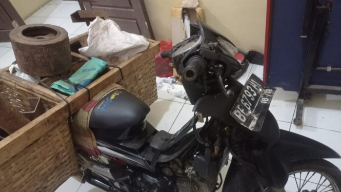 Barang bukti sepeda motor dan barang rongsok milik pelaku.