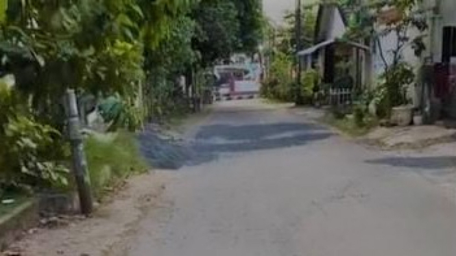 Kondisi jalan yang rusak segera diperbaiki.