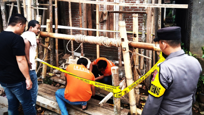 Polisi olah TKP sumur lokasi tewasnya bocah 4 tahun.