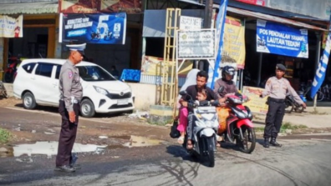 Personel Polsek Sumber Jaya melakukan patroli rutin.