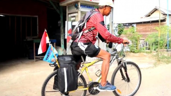 Sanuari, kakek asal Nganjuk melakukan gowes ke Lampung.