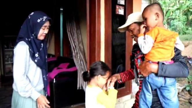 Kakek gowes dari Nganjuk bertemu anak dan cucunya di Lampung.