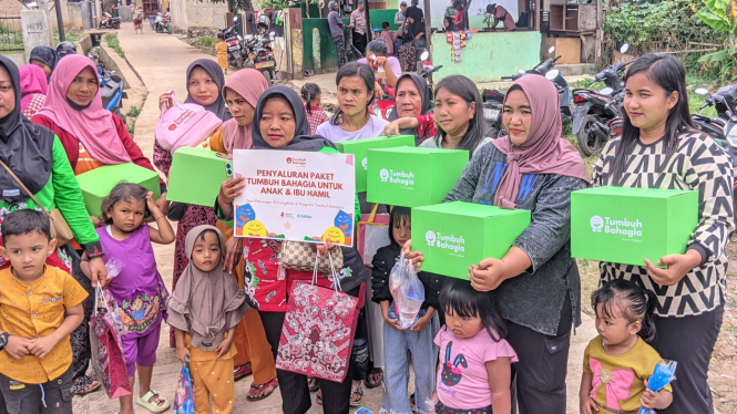 Penyaluran paket untuk Balita dan Ibu Hamil