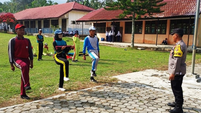 Anggota Polsek Balik Bukit melatih peserta Paskibra.