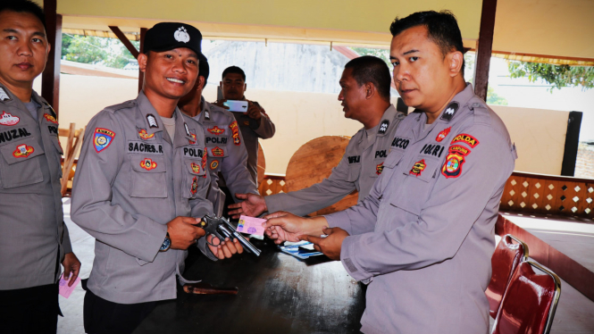 Pengecekan senjata api personel Polres Lampung Barat.