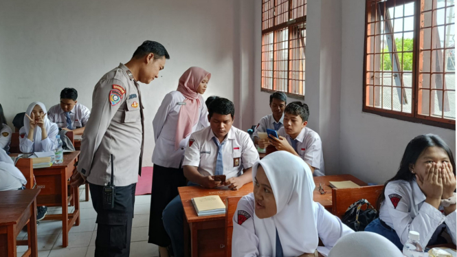 Didampingi Guru Polisi Cek HP Siswa