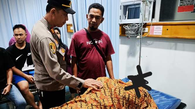 Polisi mendatangi korban tewas ditikam akibat masalah sengketa tanah.