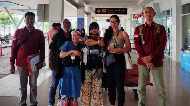 Petugas Imigrasi deportasi 4 warga asing langgar izin tinggal.