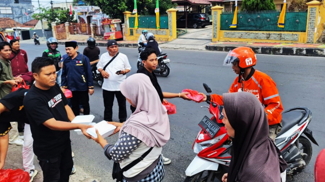 IWO Lampung berbagi nasi ke warga dalam rangka HUT ke 12.