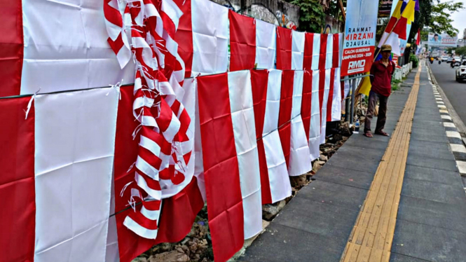 Salah satu pedagang bendera di Bandar Lampung