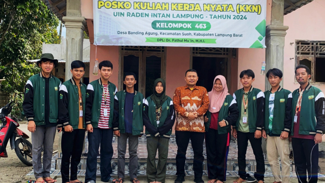 Mahasiswa KKN UIN Raden Intan bersama dosen pembimbing lapangan.