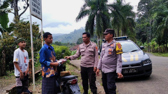 Anggota Polsek Sumber Jaya melakukan patroli rutin.