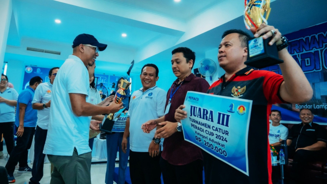 Rahmat Mirzani Djausal (RMD), memberikan hadiah lomba catur