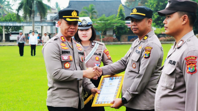 AKBP Benny Prasetya berikan penghargaan ke personel berprestasi.