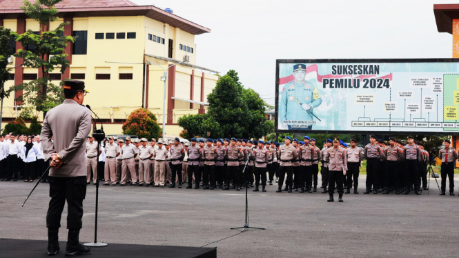 Irjen Pol Helmy Santika memimpin langsung apel rutin.