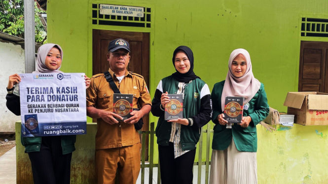 Mahasiswa KKN UIN  Lampung Kelompok 320 Berbagi Al Qur'an.