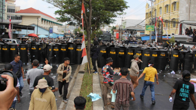 Aksi unjuk rasa di Kantor KPU Lampung