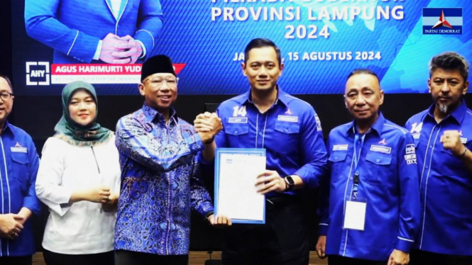 AHY memberikan surat rekomendasi Pilgub Lampung ke RMD.