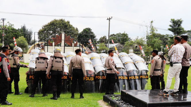 Polres Lampung Barat latihan hadapi kerusuhan hadapi Pilkada 2024.