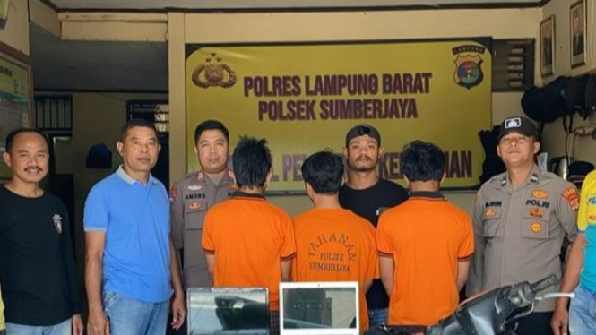 Kawanan pencuri di sekolah ditangkap polisi.