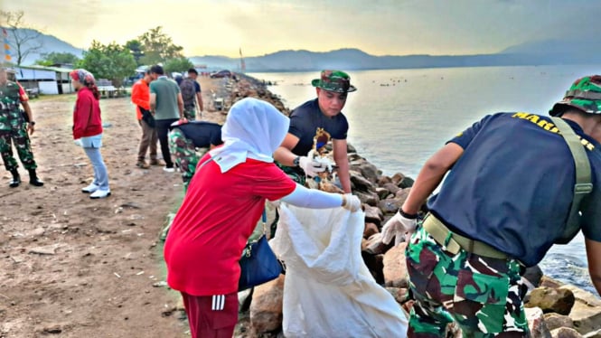 Aksi Bersih-bersih Pantai Kunyit