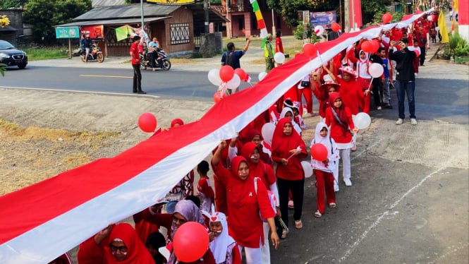 Warga Desa Pasuruan, Lamsel kirab bendera Merah Putih 79 Meter.