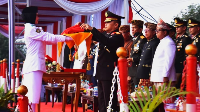 Kapolda Lampung memimpin upacara penurunan bendera HUT RI.