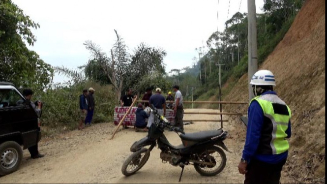 Warga blokir akses jalan menuju Proyek PLTMH di Lampung Barat