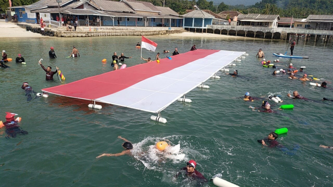 Bendera yang dibawa para perenang