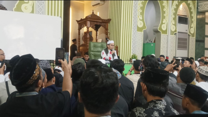 Tabligh Akbar Ustadz Adi Hidayat di Bandar Lampung.