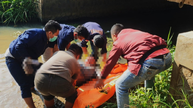 Polisi mengevakuasi mayat di bawah jembatan Waylayap, Pesawaran.