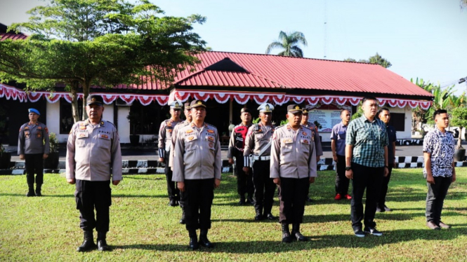 Suasana apel pagi di halaman Mapolres Lampung Barat.