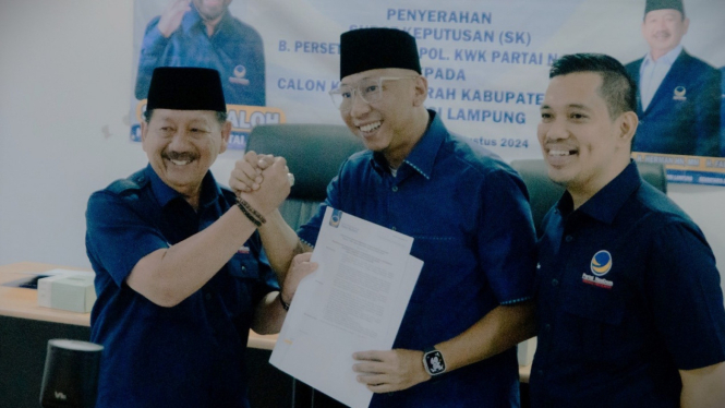 Ketua DPW Nasdem serakan B1-KWK Partai Nasdem ke RMD.