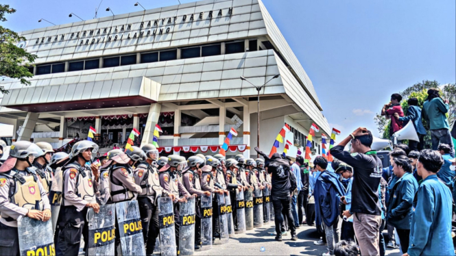 Aksi di depan Kantor DPRD Lampung