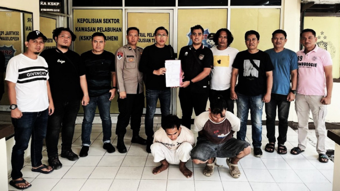 Polsek KSKP Bakauheni menangkap 2 buronan asal Palembang.