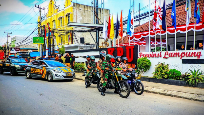 Petugas melakukan pengamanan di Kantor KPU Lampung.