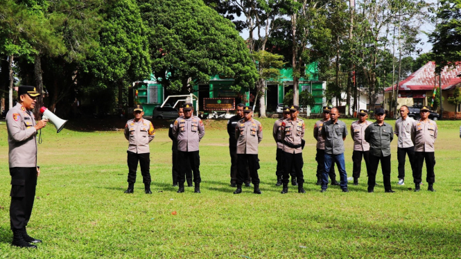 Kapolres Lampung Barat berikan pengarahan ke petugas pengamanan.