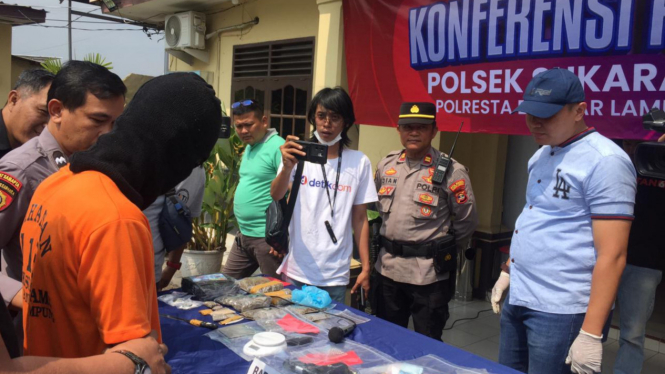 Pelaku dihadirkan saat konferensi pers