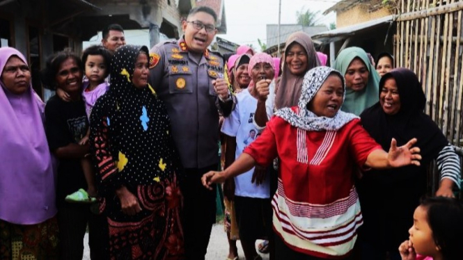 Kapolres Lampung Selatan mendatangi warga kurang mampu.