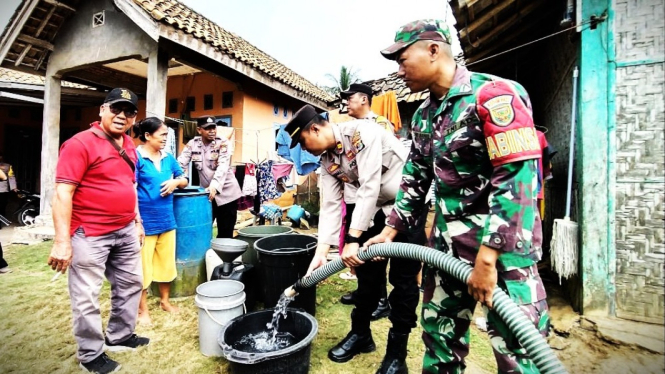 Polsek Penengahan menyalurkan air bersih ke masyarakat.