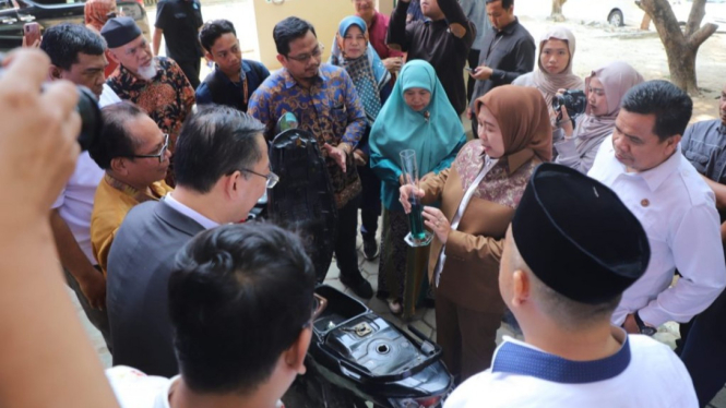 Uji coba bahan bakar dari kelapa sawit di Gedung Kimia Unila,