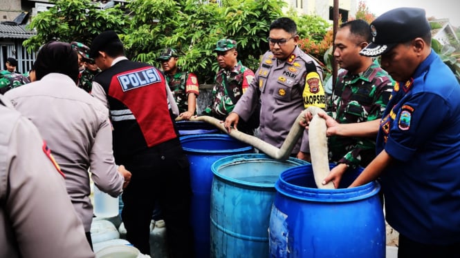 Pembagian air bersih di Desa munjuk Sampurna, Kecamatan Kalianda.