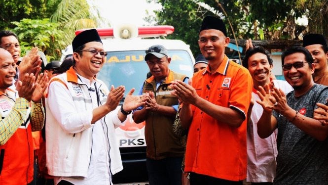 Penyerahan mobil ambulance ke masyarakat.