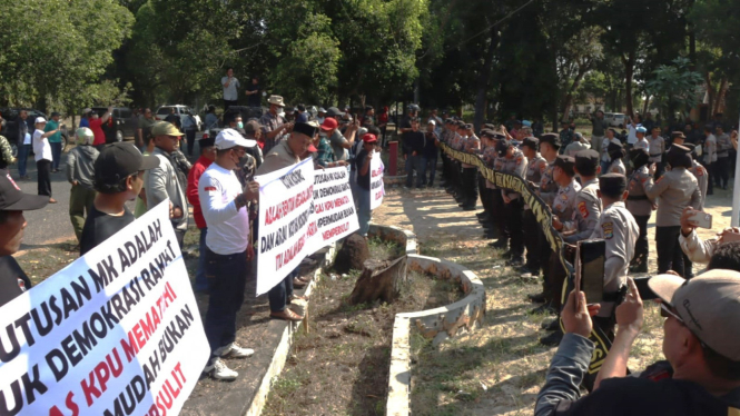 Warga demo di kantor Bawaslu Lampung Timur.